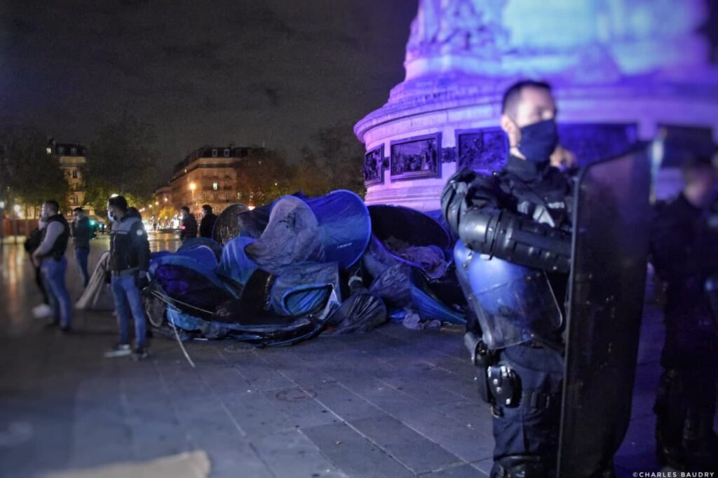 Photo de Charles Baudry : policers qui ont réquisitionné plein de tentes Place de la République à Paris. 