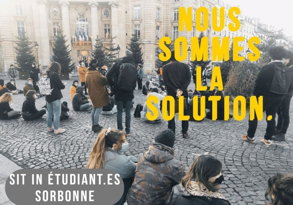 Photo d'un sit-in étudiant. Légende "Nous sommes la solution." "Sit-in étudiantes Sorbonne". 