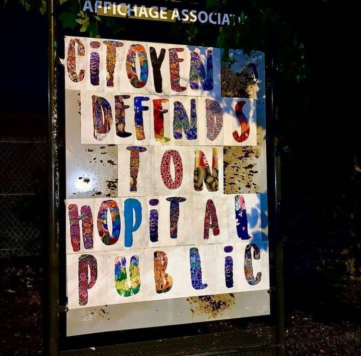 Panneau d'affichage libre recouvert par un collage "Citoyen défends ton hôpital public". 