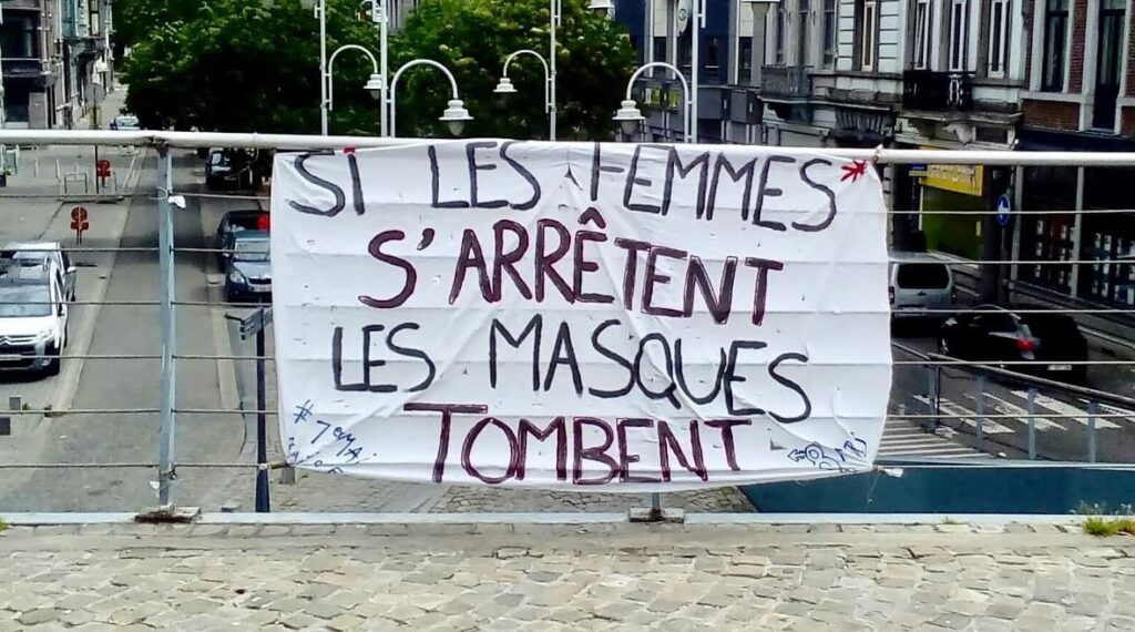 Pancarte accrochée à une balustrade : "Si les femmes arrêtent, les masques tombent". 