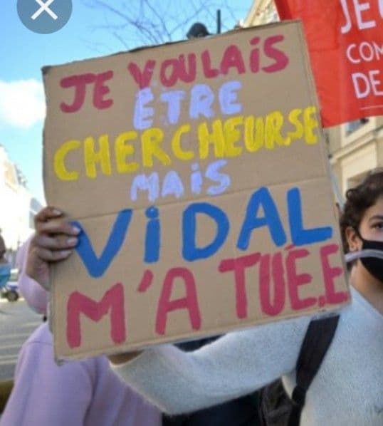 Pancarte en manif : "Je veux être chercheuse mais Vidal m'a tuée."