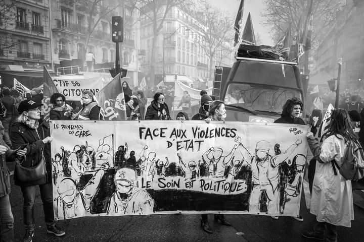 Photo de manif. Banderole du Printemps du CARE ; "Face aux violences d'Etat, le soin est politique".