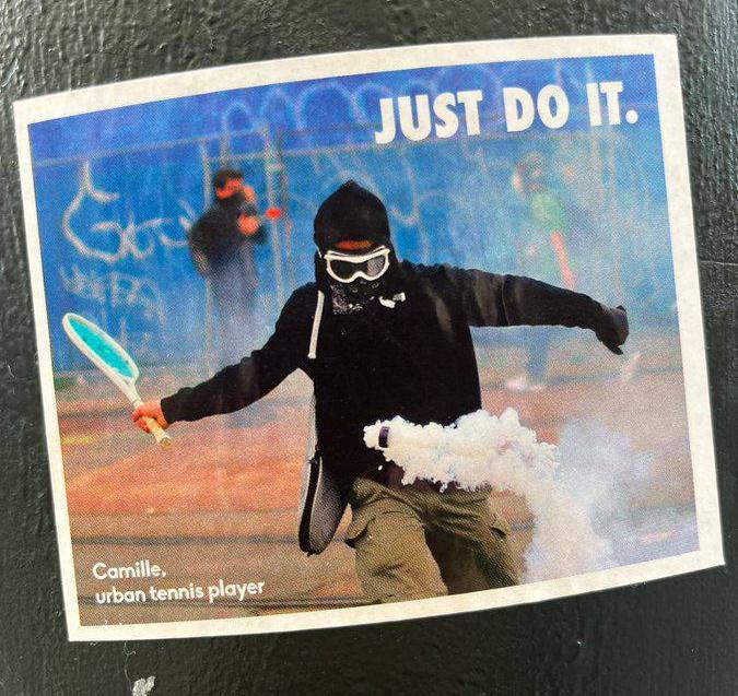 Stocker collé sur un poteau : un manifestant avec lunettes de ski tient une raquette avec laquelle il s'apprête à renvoyer une lacrymo. Légende : "Just do it", "Camille, urban tennis player."
