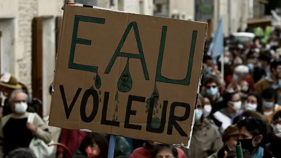 Pancarte en manif : "Eau voleur"