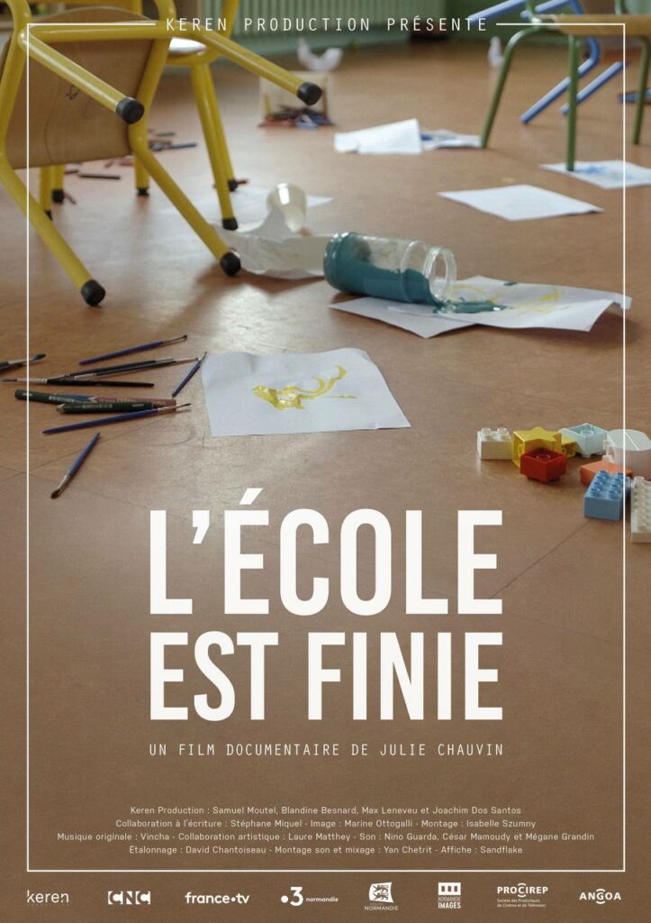 Affiche du documentaire "L'école est finie" de Julie Chauvin. Une salle de classe avec des papiers et jouets par terre, de la peinture renversée, des chaises mal rangées.
