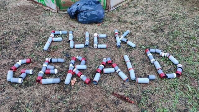 Photo de Bassines Non Merci
Message "Fuck Gérald" écrit avec des restes de grenades.