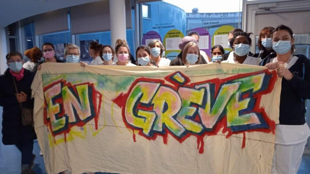 Groupe de soignantes de l'hôpital Beauséjour, portant une banderole "en grève"
Crédit : syndicat CHU de Nantes