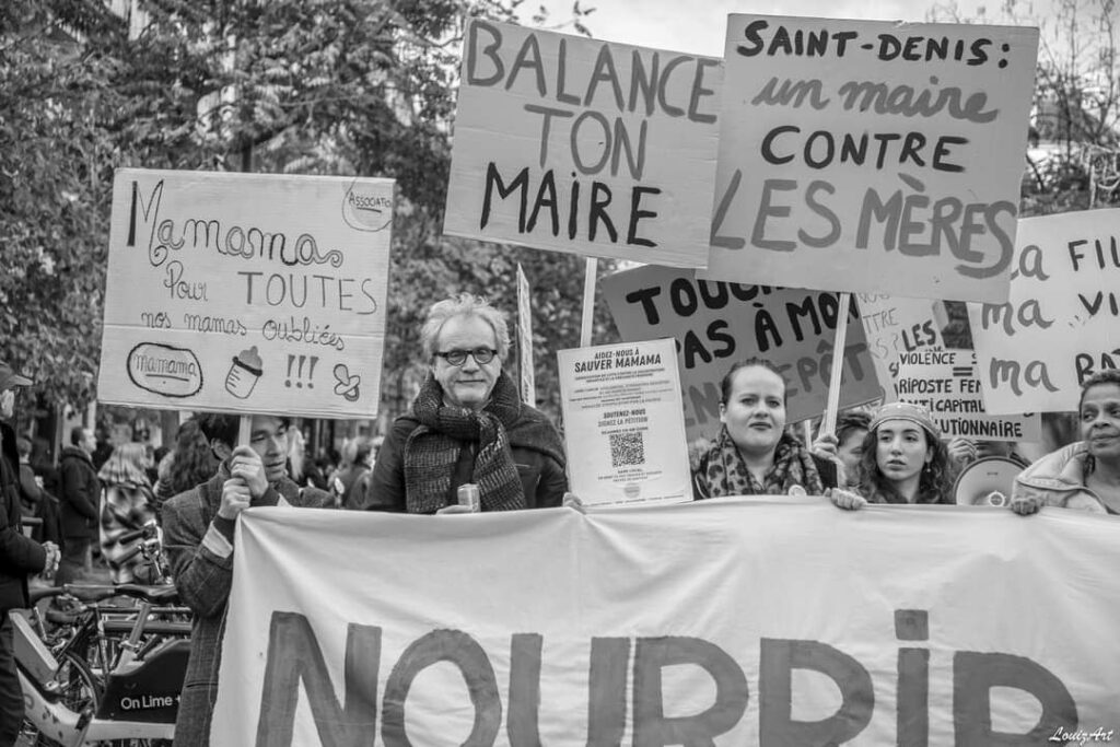 Photo de Louiz Art Lou. Pancartes lors de la manif féministe du 19/11/2022 : 
"MaMaMa pour toutes les mamans oubliées", "Balance ton maire", "Seine-St Denis, un maire contre les mères", 