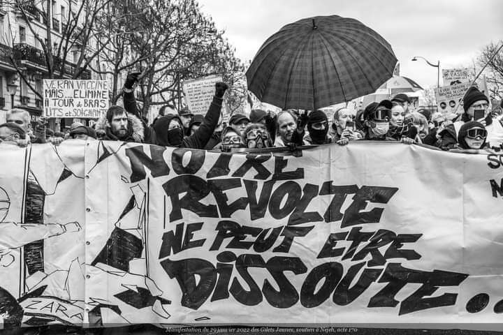 Photo de manif. Banderole "Notre révolte ne peut pas être dissoute.."