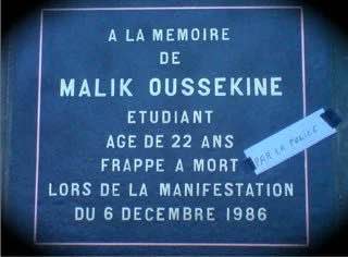 Plaque commémorative : "A la mémoire de Malik Oussekine étudiant de 22 ans frappé à mort lors de la manifestation du 6 décembre 1986" 
Une étiquette "par la police" a été ajoutée après "frappé à mort"