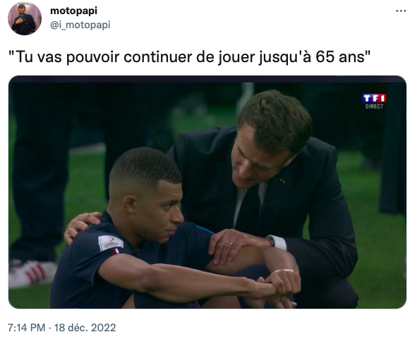 Capture d'écran d'un tweet de Motopapi sur Twitter : 
Macron, la main sur l'épaule de Mbappé qui est assis par terre sur la pelouse. Légende : Macon s'adressant à Mbappé : "Tu vas pouvoir continuer à jouer jusqu'à 65 ans"