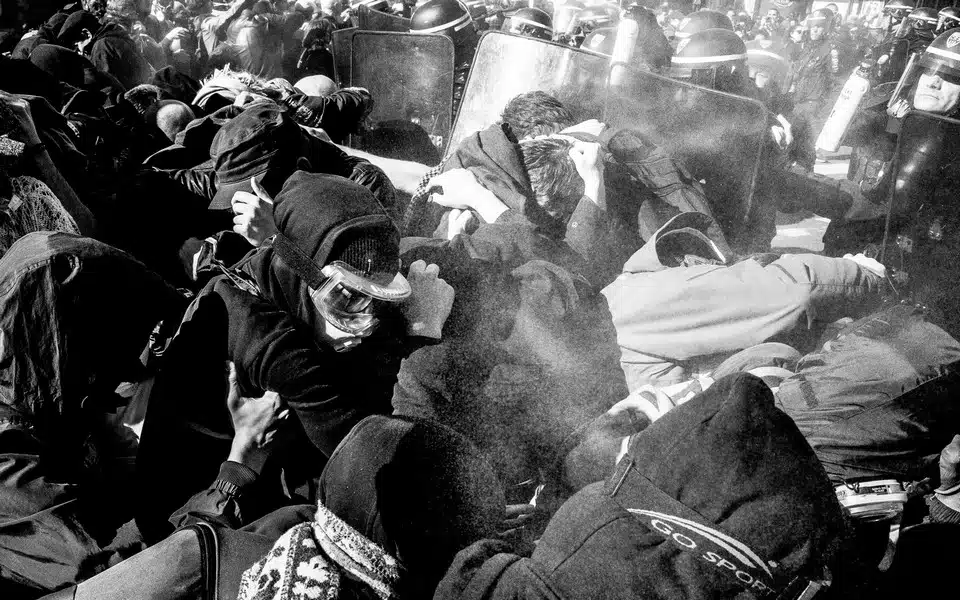 Photo de manif manifestants face à la police (crédit inconnu)
