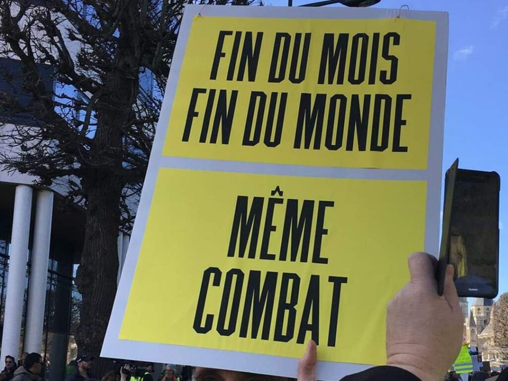 Pancarte en manif : "Fin du mois fin du monde, même combat"