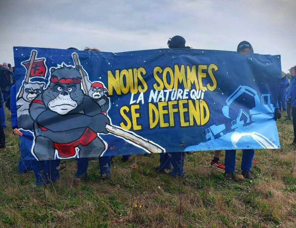 Photo via Contre-Attaque : Sainte-Soline 2022 des militants brandissent une banderole "Nous sommes la nature qui se défend"