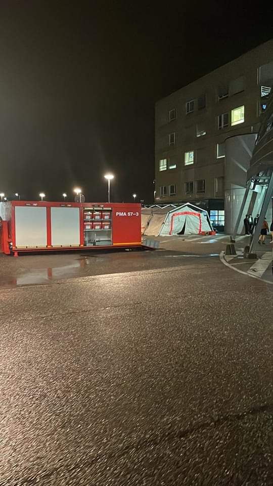 Photo de l'hôpital de Metz où de grandes tentes ont été installées devant les Urgences.