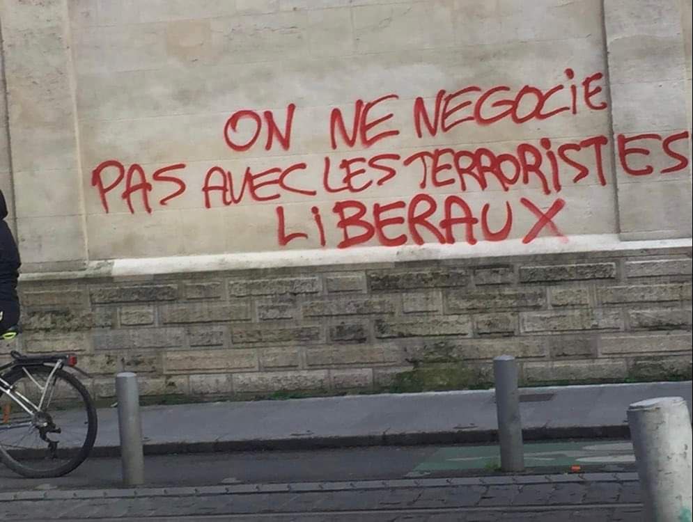 Tag sur un mur : "On ne négocie pas avec les terroristes libéraux".
