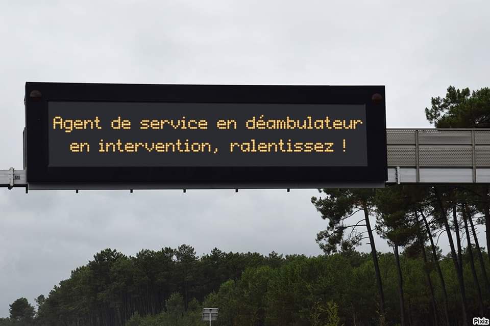 Message sur un panneau d'affichage lumineux d'autoroute : 
"Agent de service en déambulateur en intervention, ralentissez !"