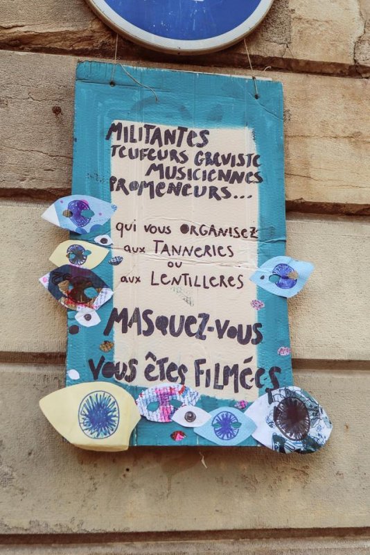 Photo de Dijoncter :
Pancarte " Militantes, tuteurs, grévistes, promeneurs qui vous organisez aux Tanneries ou aux Lentillères masquez-vous vous êtes filmées"