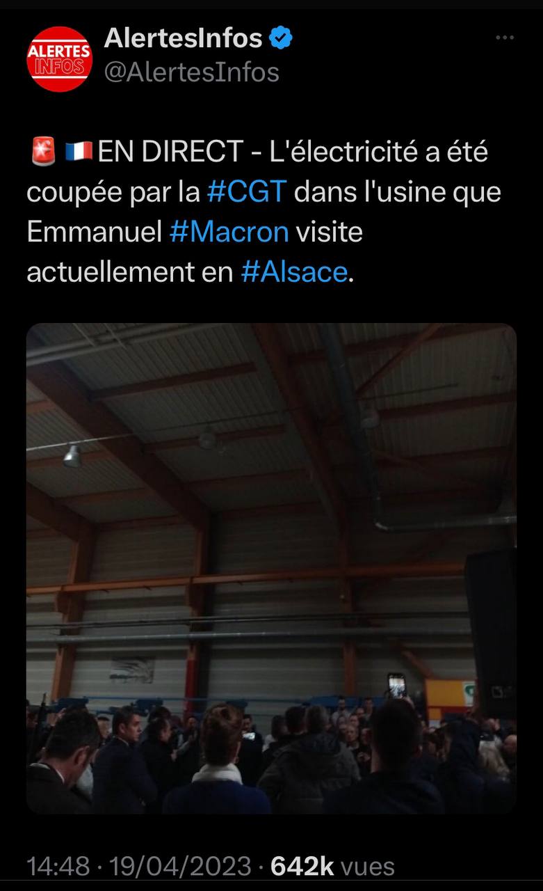 Capture d'écran d'un tweet de @AlerteInfos en date du 19/04/2023 : 
En direct : l'électricité a été coupée par la CGT dans l'usine qu'Emmanuel Macron visite actuellement en Alsace"
Photo de l'intérieur de l'usine où il fait tout noir. 