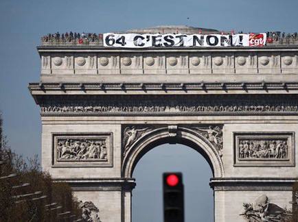 Photo (crédit inconnu) d'une banderole Cgt positionnée en haut de l'Arc de Triomphe : "64 c'est non".