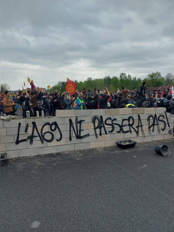 Photo de Radio Sauvage. Mur de parpaings construit par les militants pour empêcher la création de l'autoroute A69. Dessus il est écrit "L'A69 ne passera pas". 