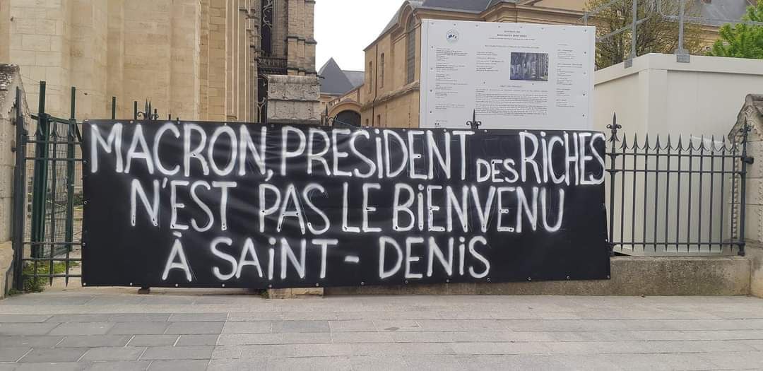 Photo de Gilles Alfonsi.
Grande banderole : "Macron président des riches n'est pas le bienvenu à Saint-Denis".