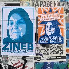 Collages sur un mur d'affiches représentant Zineb "assassinée par la police", "manifestation à la Plaine"