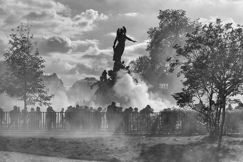 Photo de Bruno Arlequin 9969. 
Photo en noir et blanc, manif à Paris, l'air est rempli de gaz
