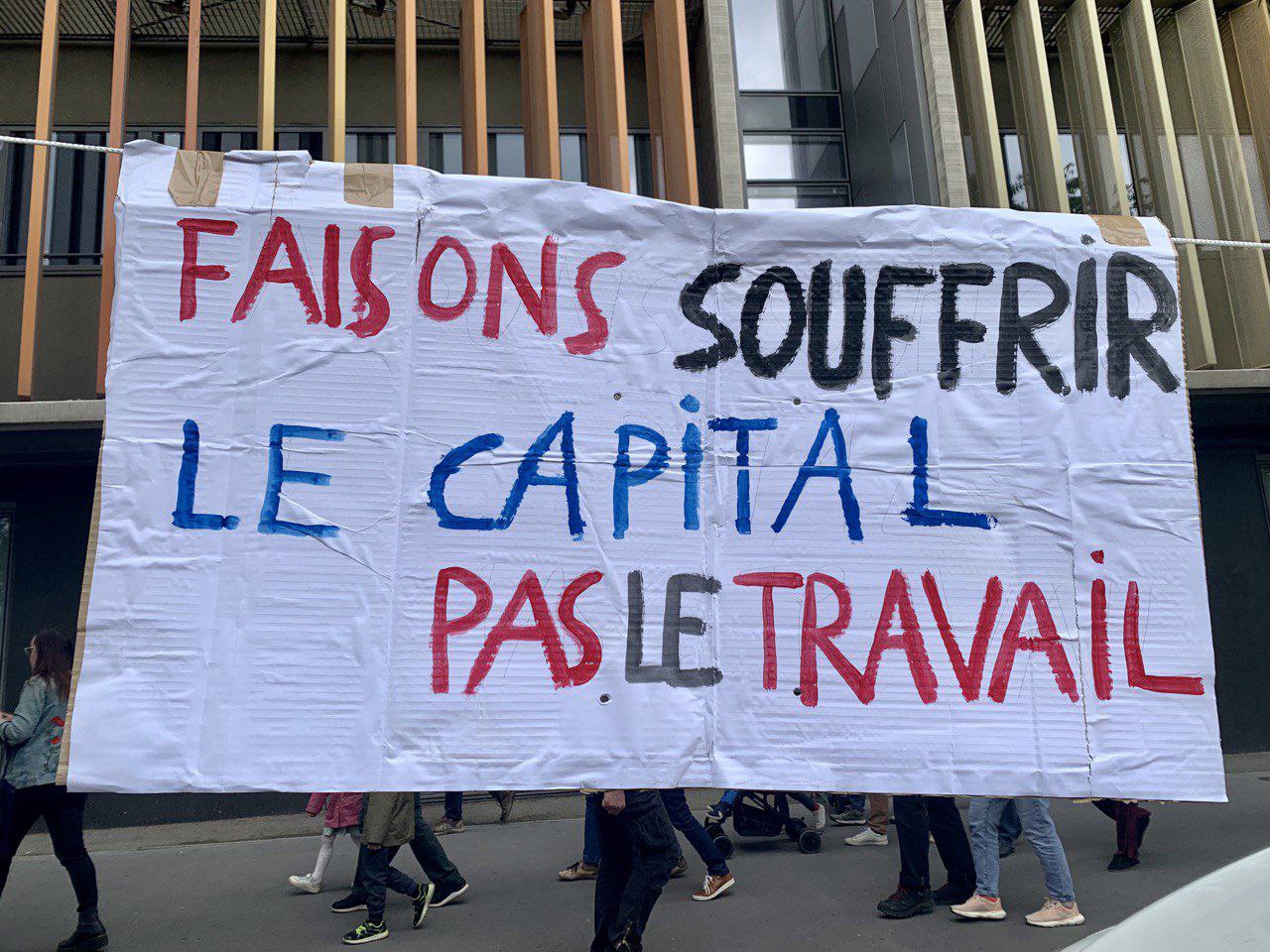 Banderole en manif : "Faisons souffrir le capital, pas le travail".