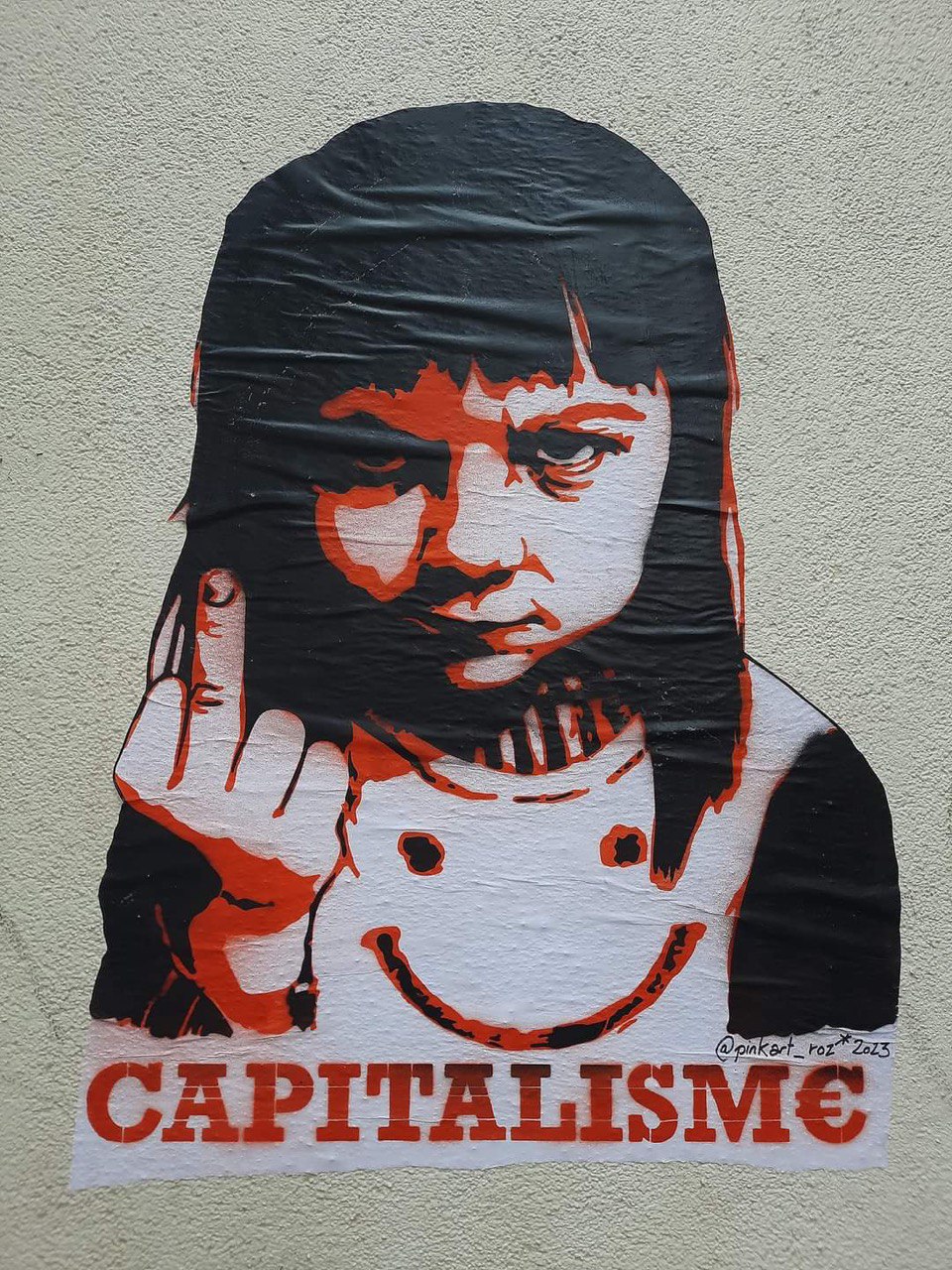 Collage : une petite fille l'air en colère fait un doigt d'honneur. En dessous il est noté "capitalisme" dont le E final a été remplacé par le symbole euro €.