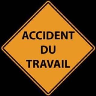 Panneau routier jaune sur lequel il est noté "Accident du travail", c'est le logo du Collectif familles : stop à la mort au travail.