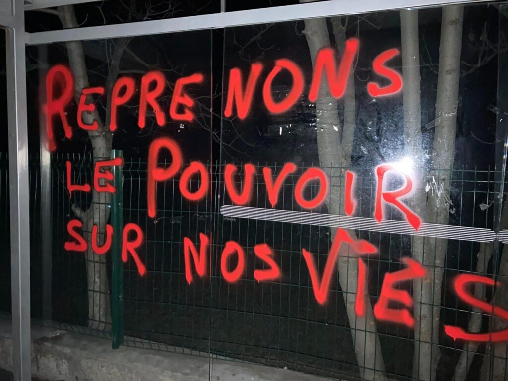 Photo d'un tag sur une vitre : "Reprenons le pouvoir sur nos vies".