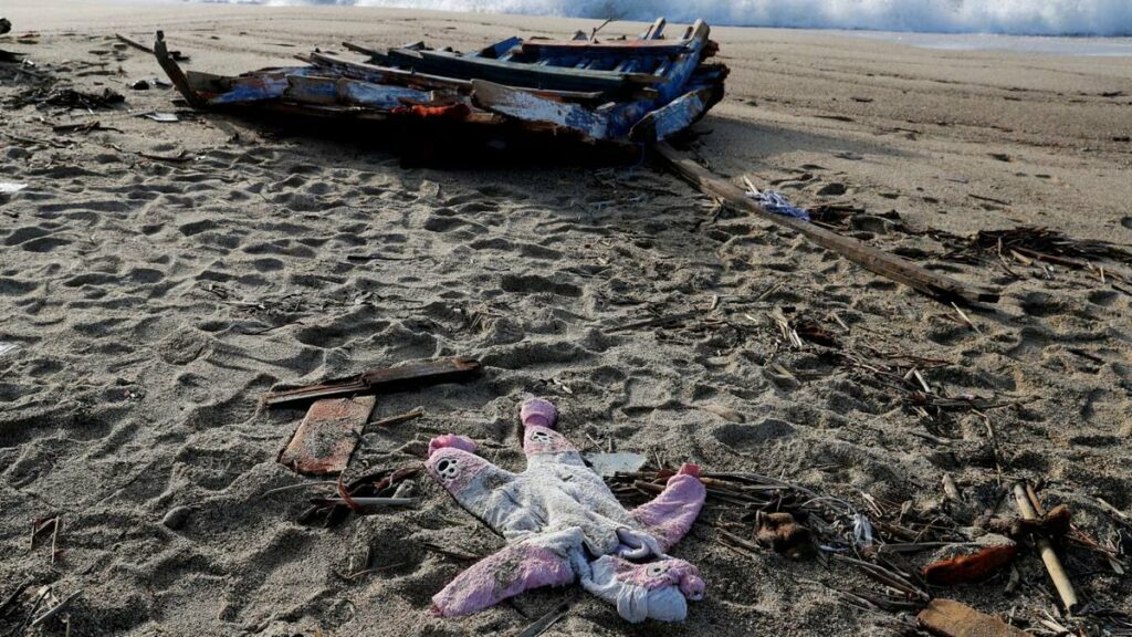 Photo crédit inconnu. Prise après le naufrage du Summer Love en février 2023. Sur une plage on voit un une embarcation et un doudou rose échoués. 