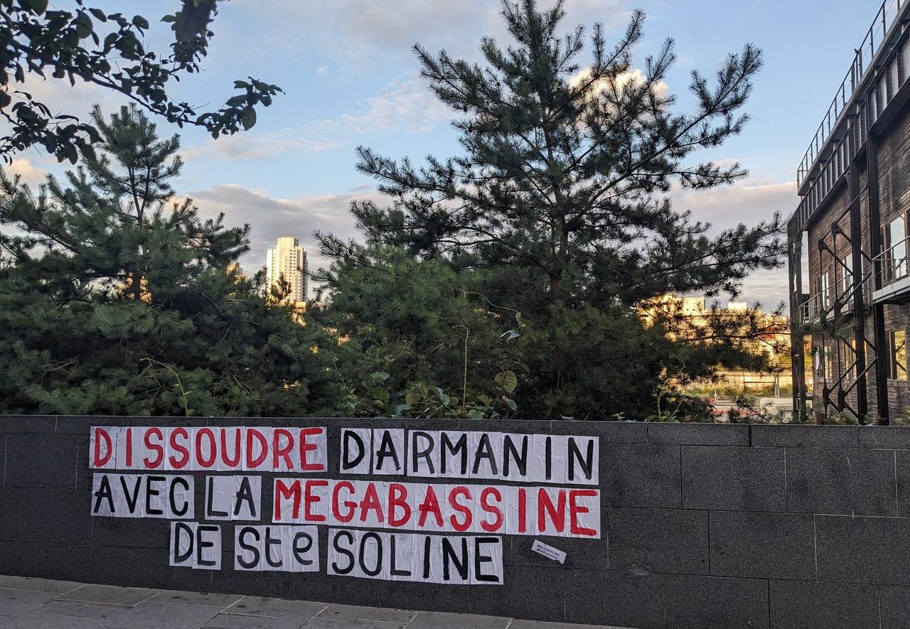 Collage du Mouvement des Mères Isolées : « Dissoudre Darmanin avec la méga bassine de Sainte-Soline ».