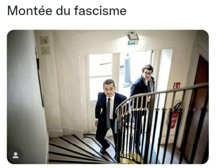 Photo extraite d'un article de Marianne, on voit Darmanin monter des escaliers et regarder le photographe.
Quelqu'un (inconnu) a rajouté ce commentaire : "Montée du fascisme". 