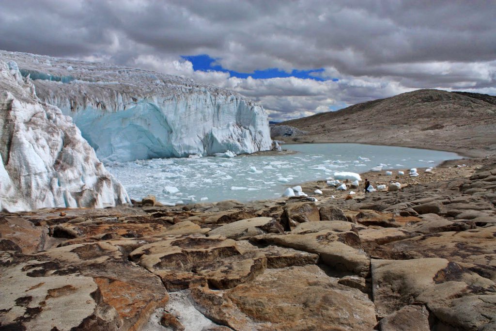 Crédit photo @Ojo_Publico
La photo montre de gauche à droite, un glacier, un lac de glace et la terre sèche.