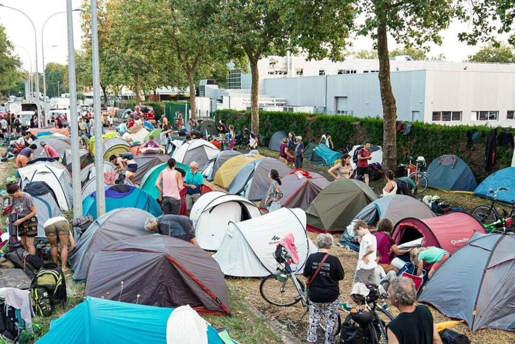 Photo crédit Bassines Non Merci. 
Beaucoup de tentes devant l'Agence de l'Eau. 