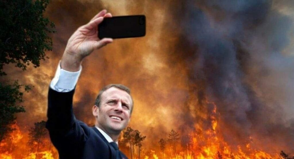 Photo montage crédit inconnu. Macron en train de faire un selfie. Derrière lui tout est en feu. 