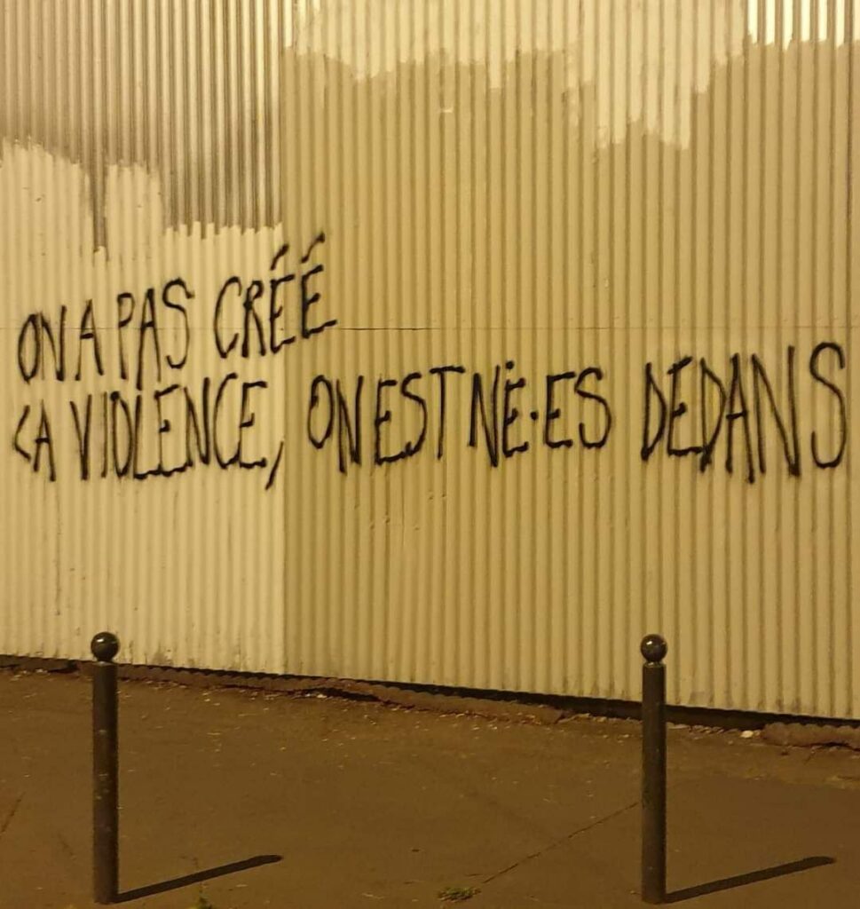 Photo (crédit inconnu) d'un tag : "On ne crée pas la violence, on est né·es dedans."