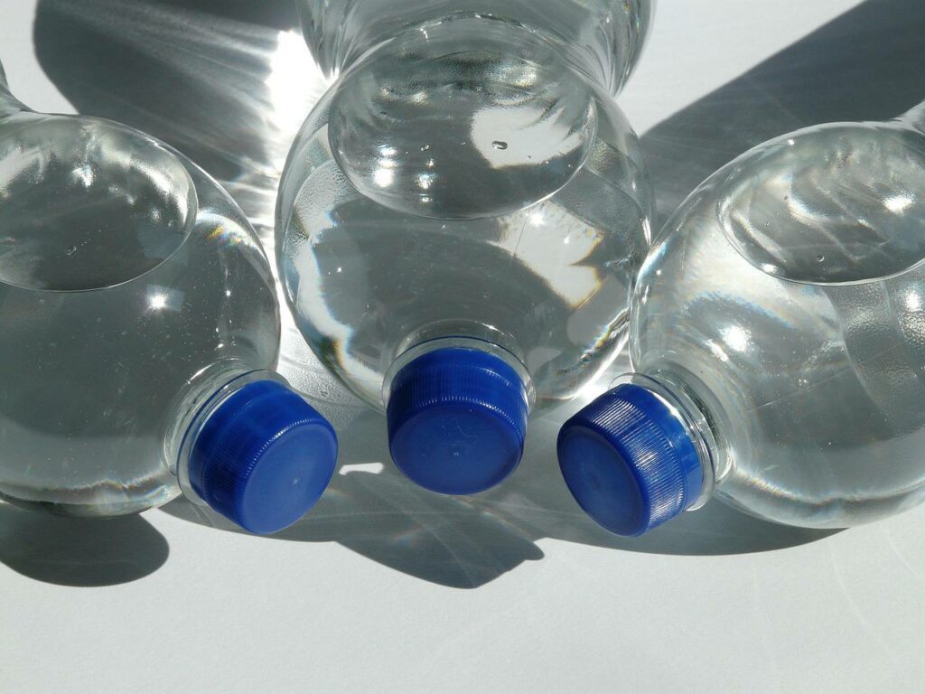 Photo de 3 bouteilles d'eau en plastique.