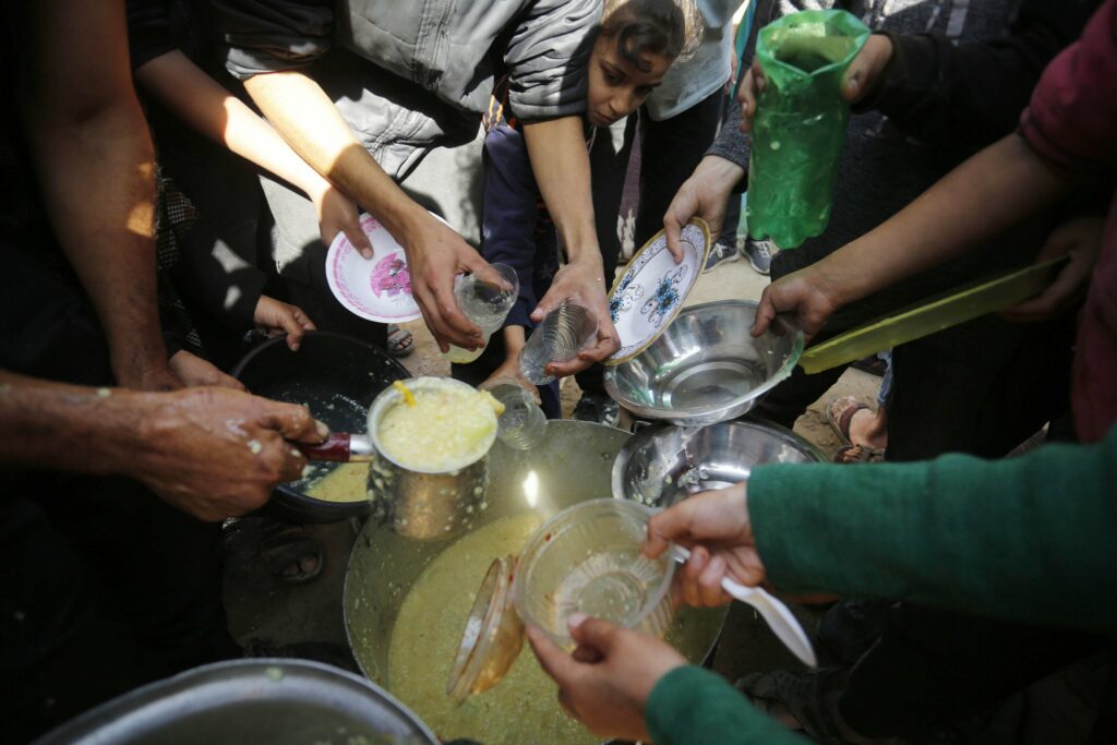 Photo d'Ashraf Amra. Des Palestiniens déplacés, vivant dans un camp de tentes dans la ville de Deir Al-Balah, luttant avec des ressources limitées et des conditions difficiles, attendent de recevoir de la soupe distribuée par des bénévoles à Deir Al-Balah, Gaza, le 9 décembre 2023.