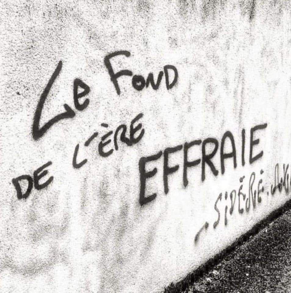 Tag sur un mur : Le FOND DE L'ERE EFFRAIE.