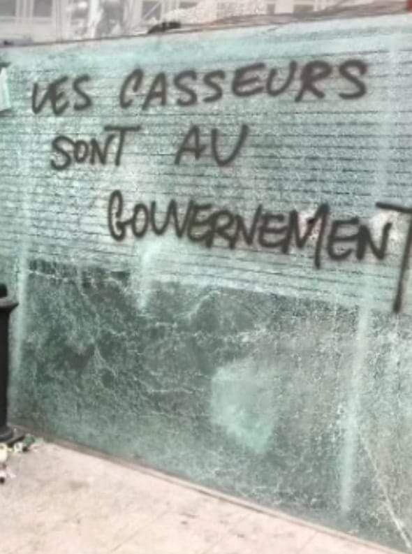 Tag sur une vitrine cassée : "Les casseurs sont au gouvernement".