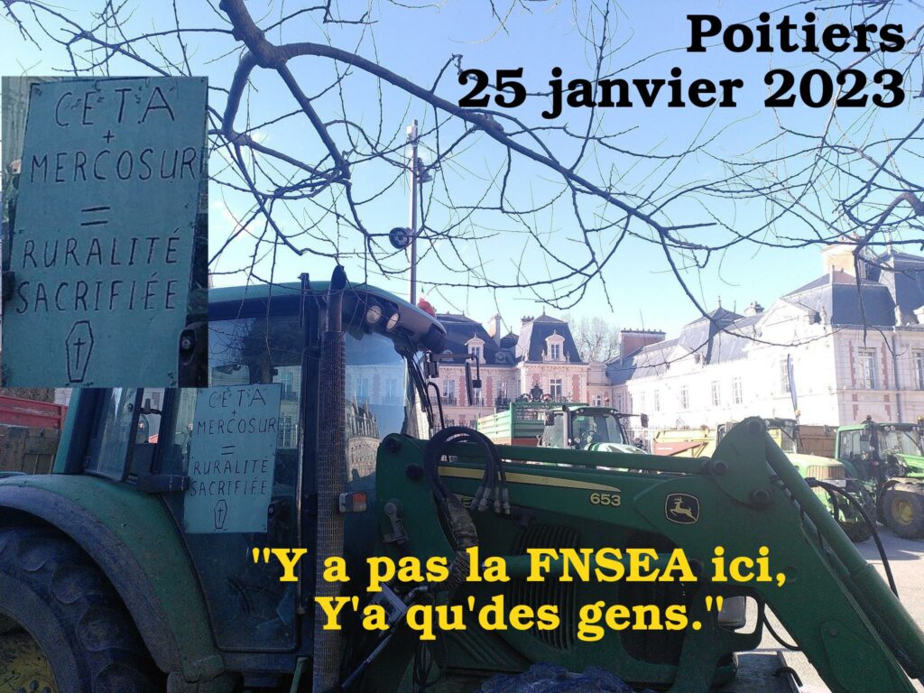 ALT : Photo de tracteurs devant la Préfecture de Poitiers, en premier plan une pancarte sur un tracteur sur laquelle il est écrit : "CETA, Mercosur = ruralité sacrifiée". Texte :  "Poitiers 25 janvier 2023" "Y a pas la FNSEA ici, y a qu'les gens."
