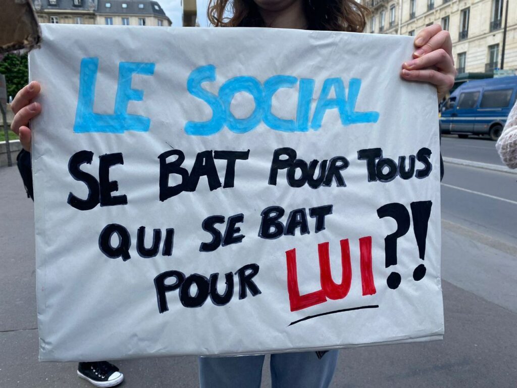 Pancarte de manif : "Le social se bat pour tous. Qui se bat pour lui ?!"
