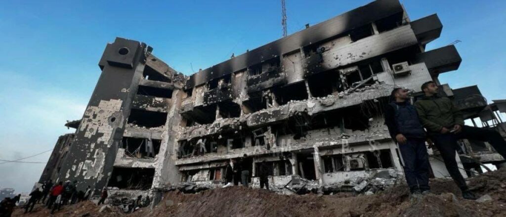 Photo de l'hôpital Al Shifa détruit par les flammes et les bombardements. 