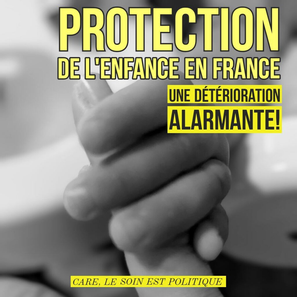 Photo d’une main d’enfant tenant le doigt d’une adulte. Texte : « Protection de l’enfance en France, une détérioration alarmante. » , sous-titre : « Care, le soin est politique ».