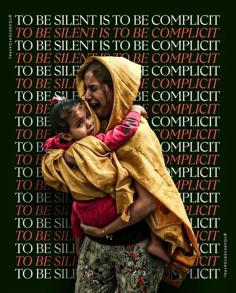 Photo de Ali Jadallah : une femme qui tient sa petite fille dans les bras pleure ; en arrière plan a été rajoutée une affiche composée d’une même phrase répétée tout du long « To be silent is to be complicit » (Rester silencieux c’est être complice)