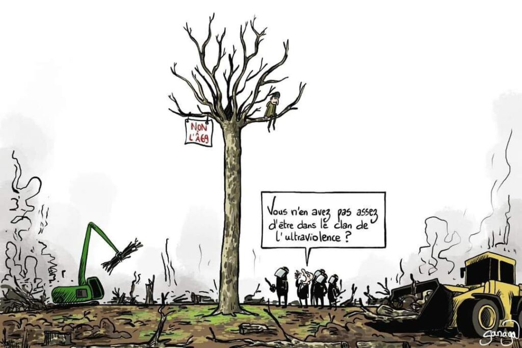 ALT : Dessin de Sanaga.  2 bulldozers, un paysage détruit où il ne reste qu’un arbre debout. Une personne est perchée sur cet arbre auquel est accrochée une pancarte « Non à l’A69 ». Au pied de l’arbre, un groupe de flics avec casques et matraques et un homme en costume qui crie à l’Ecureuil : « Vous n’en avez pas assez d’être dans le camp de l’ultra violence ? ».