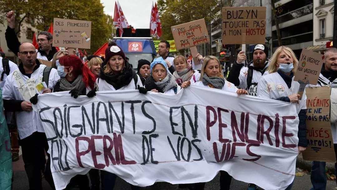 Photo crédit inconnu prise en manif. Banderole de soignants "Soignants en pénurie au péril de vos vies".